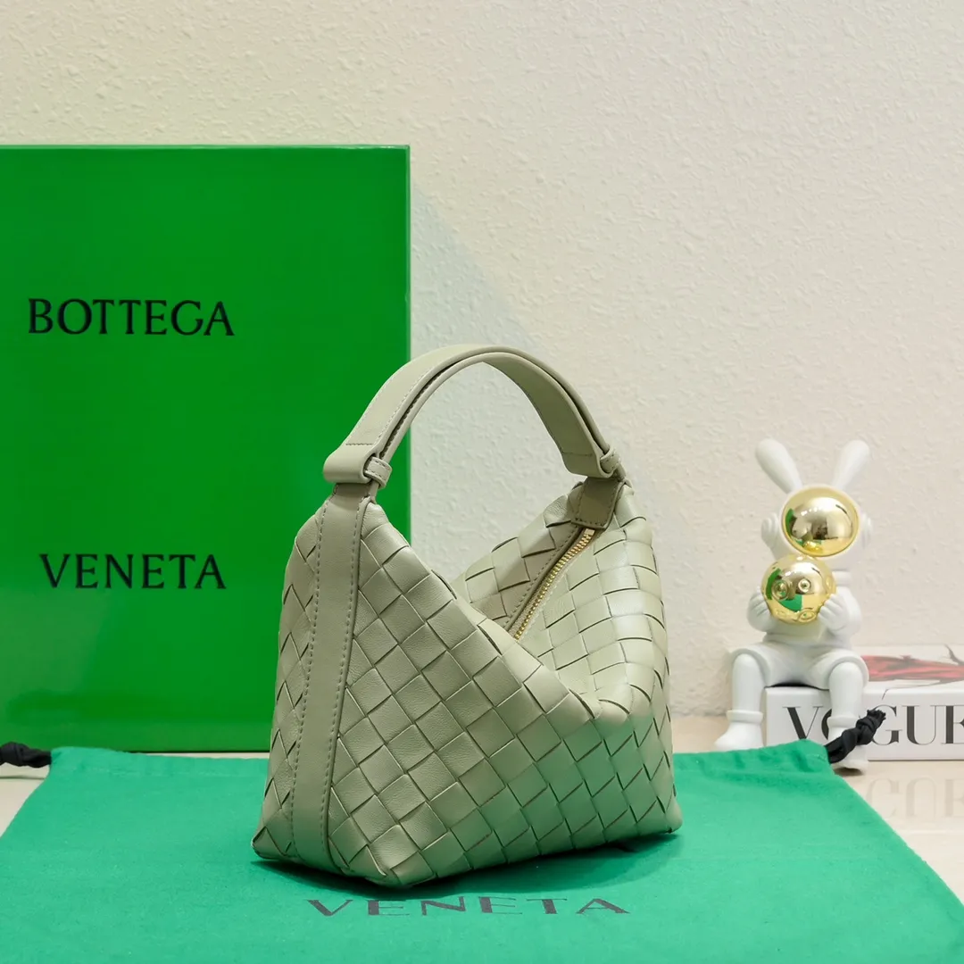 Batch 1360 #BvWallace Shoulder Lunch Bag 🔥 A lunch box bag that you can just grab and go. It is made of classic intrecciato weaving technology and reflects the craftsmanship of Bottega. The entire bag is made of top-grade happa lambskin. It is very soft and lightweight. The small bag shape is cute and exquisite. The interior capacity is also very large and can be carried under the arm. It is quite practical! The bottom of the bag is made of gold metal to prevent wear and tear. The details are really good! Choose this elegant commuting bag for Zaoba people~ Size: 22x13x9.5, model number; 7748#